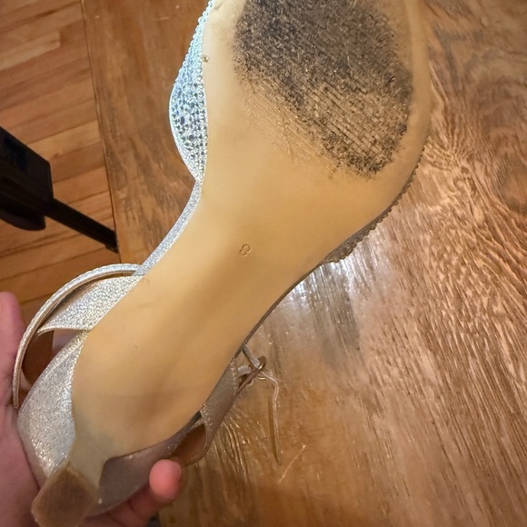 Badgley Mischka Silver Heels with Adjustable Ankle Strap see all pics ☑️ - Picture 5 of 5